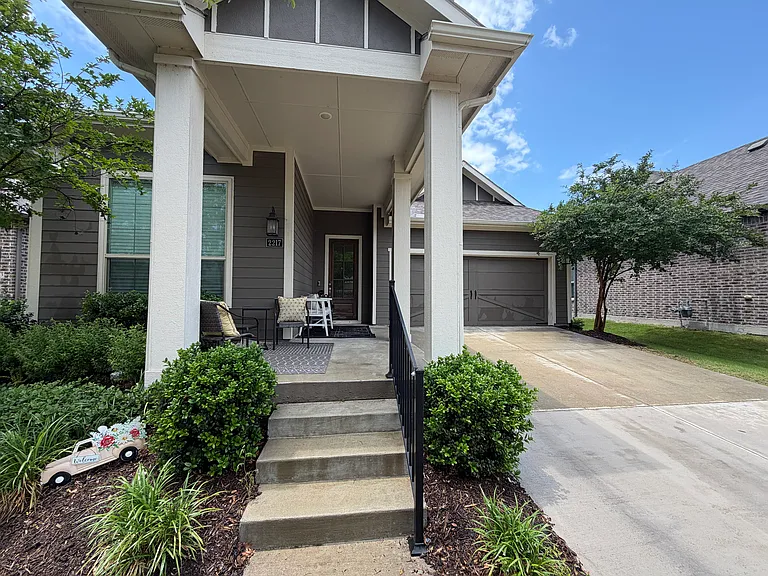 2217 Laguna Dr — Photo 1