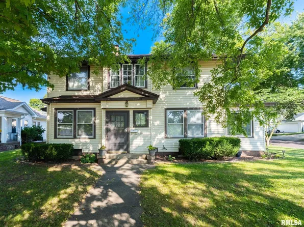 706 Bacon St, Pekin, IL 61554
