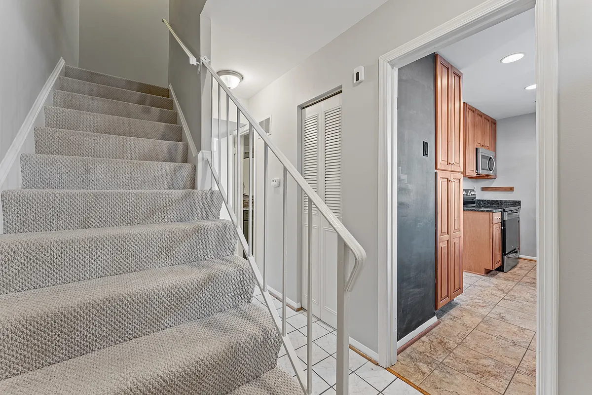 Building Photo - 8392 Glastonbury Ct