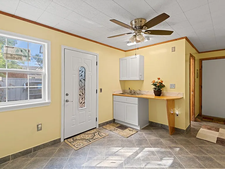 135 6th St — Photo 2