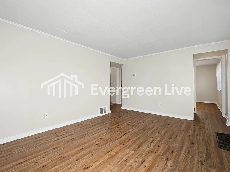 610 Maplehurst Dr — Photo 2