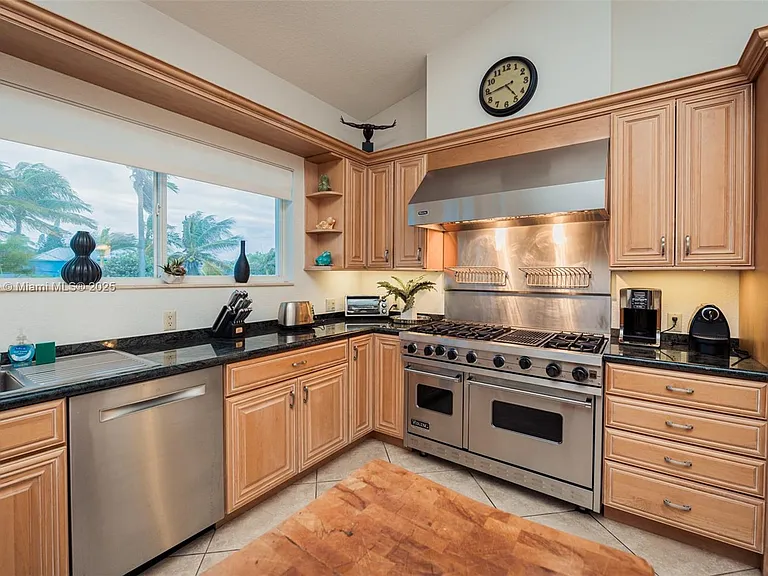 302 Balboa St — Photo 18