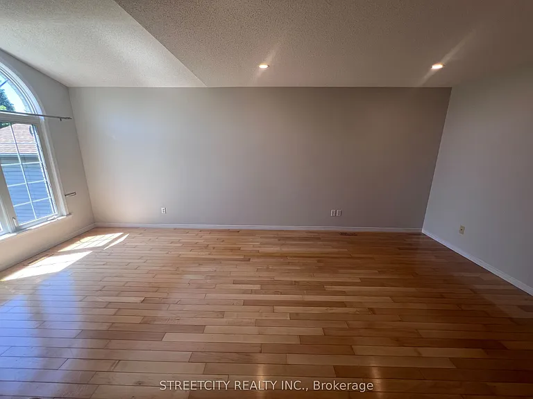 472 Talltree Cres — Photo 7