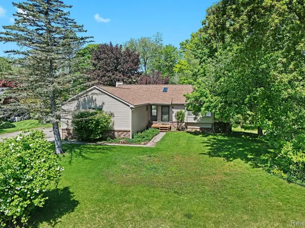 3380 Watersedge Dr, Brighton, MI 48114