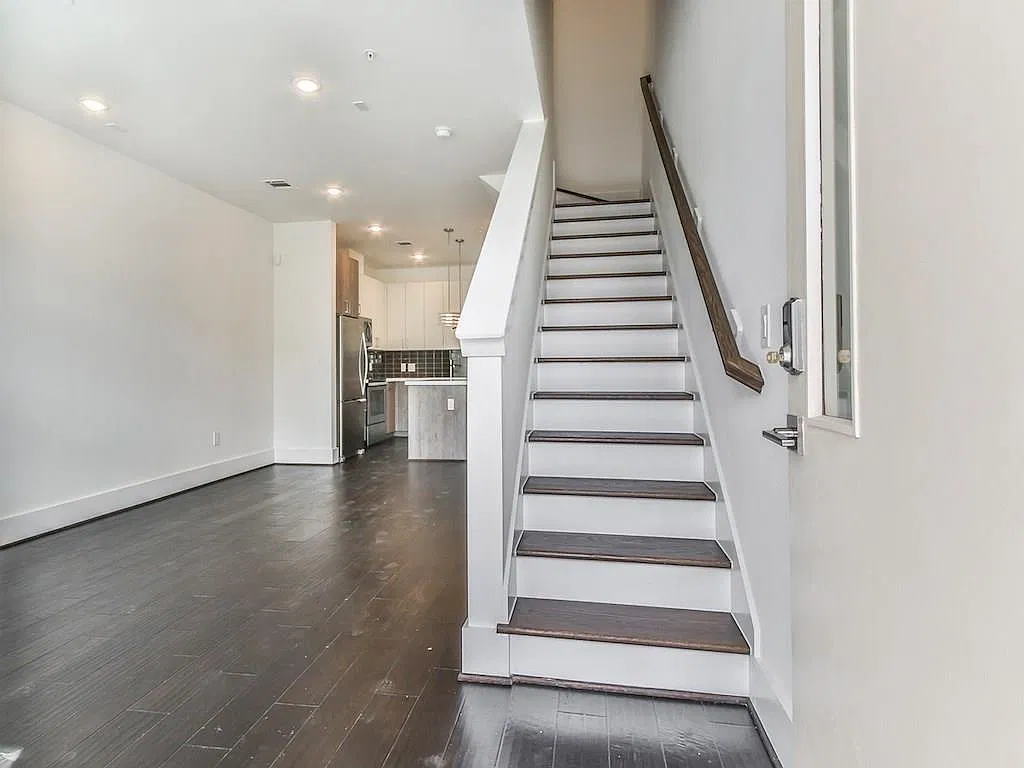 2 bed, 2.5 bath, 931 sqft, $1,995 — Photo 2