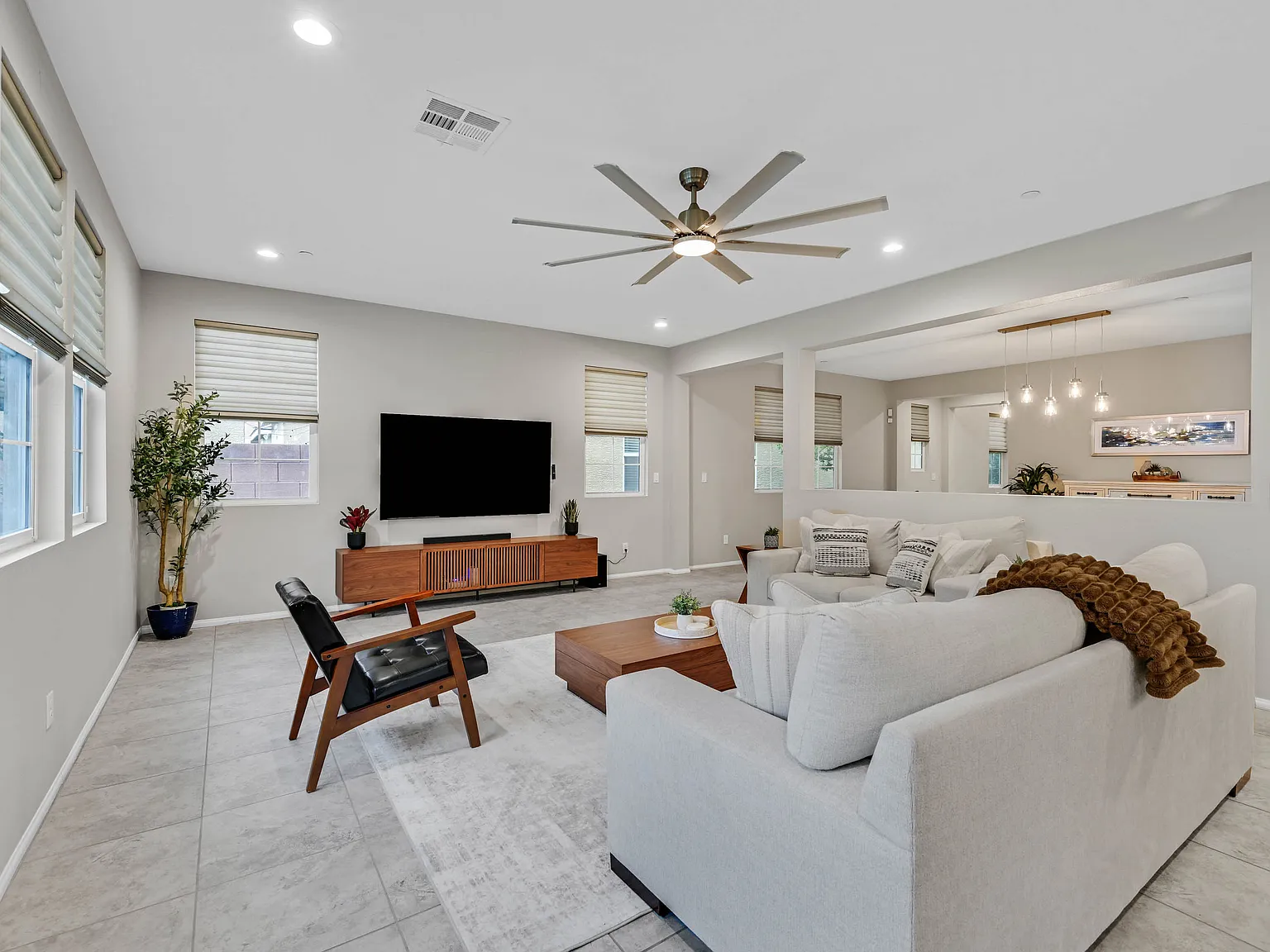 4 bed, 2.5 bath, 3057 sqft, $5,995 — Photo 4
