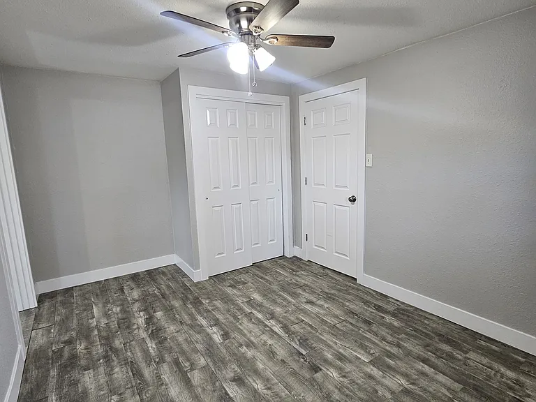 Front Bedroom: 13.5' x 9.6'