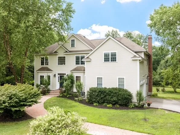 18 Lawrence St, Pepperell, MA 01463