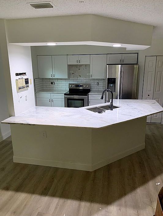 1st image of 407 N Manhattan Ave