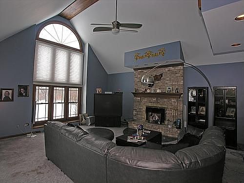 Lg FR w/cathedral ceilings & SGD to Backyard