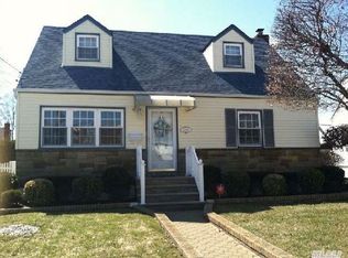 28 Drake St, Valley Stream, NY 11580