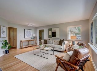 8955 N Seneca Rd, Bayside, WI 53217