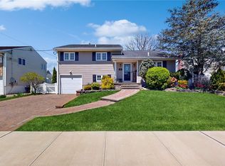 22 Jomarr Pl, Massapequa, NY 11758