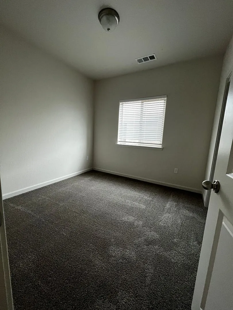 3 bed, 1033 sqft, $2,025 — Photo 4