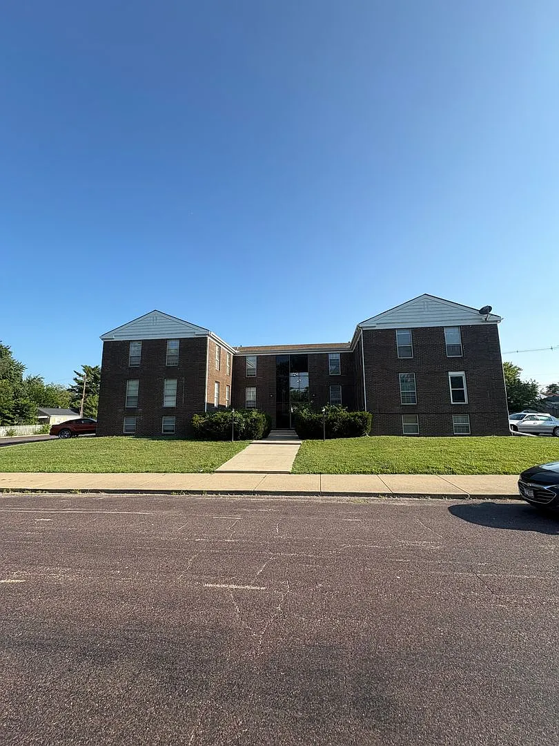 919 W Crestwood Dr — Photo 1