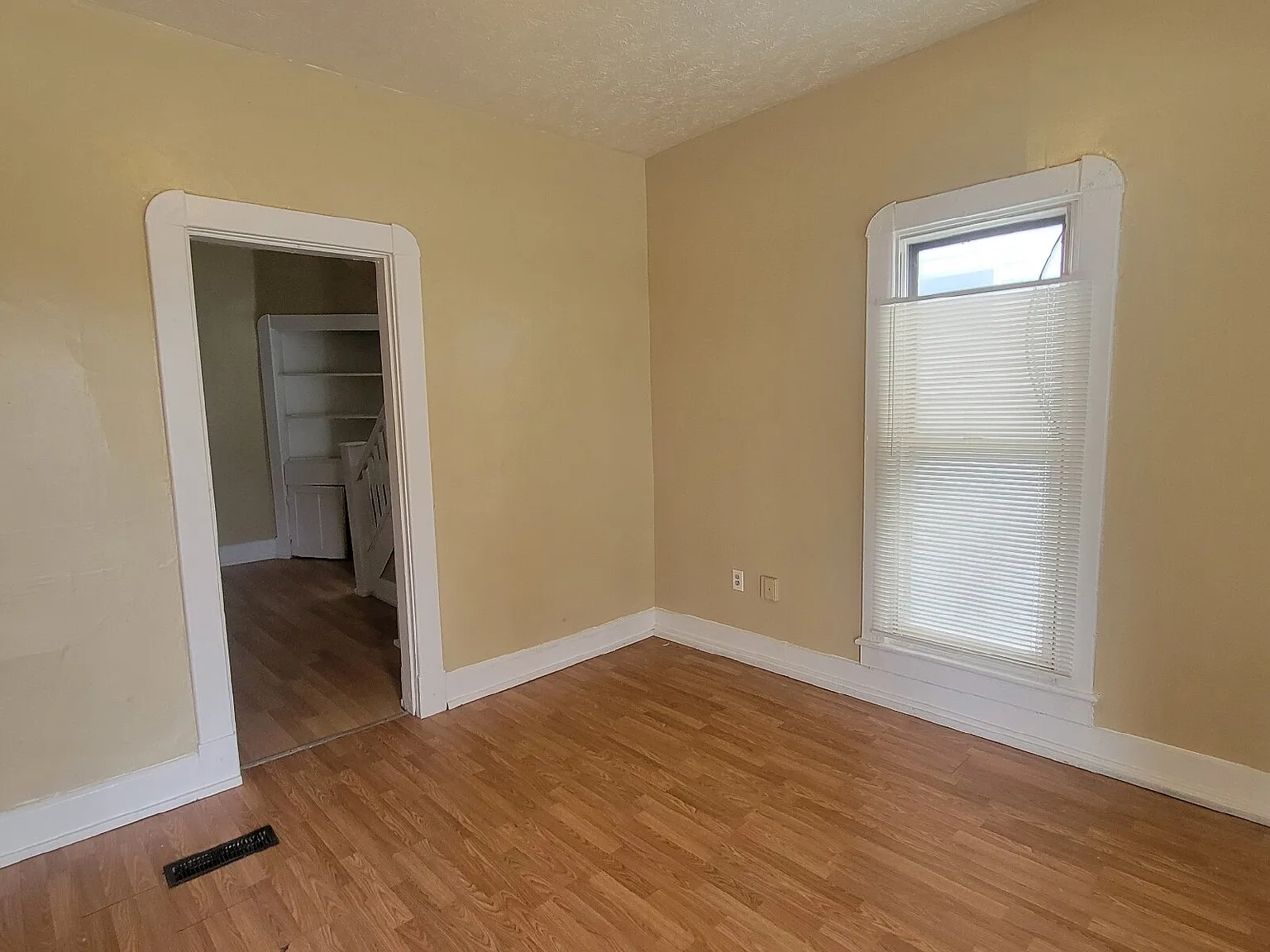 4 bed, 1.0 bath, $1,050 — Photo 3