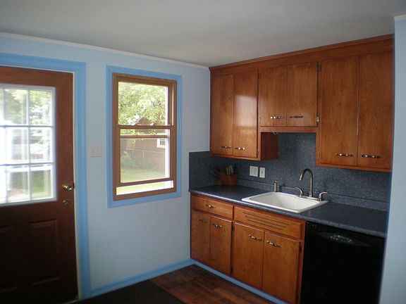 4th image of 42 Hoover Ave