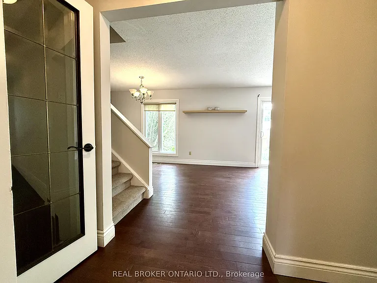 93 Melanie Cres — Photo 12