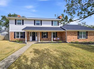 2105 Briar Oaks Dr, Bryan, TX 77802