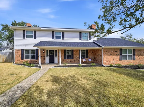 2105 Briar Oaks Dr, Bryan, TX 77802