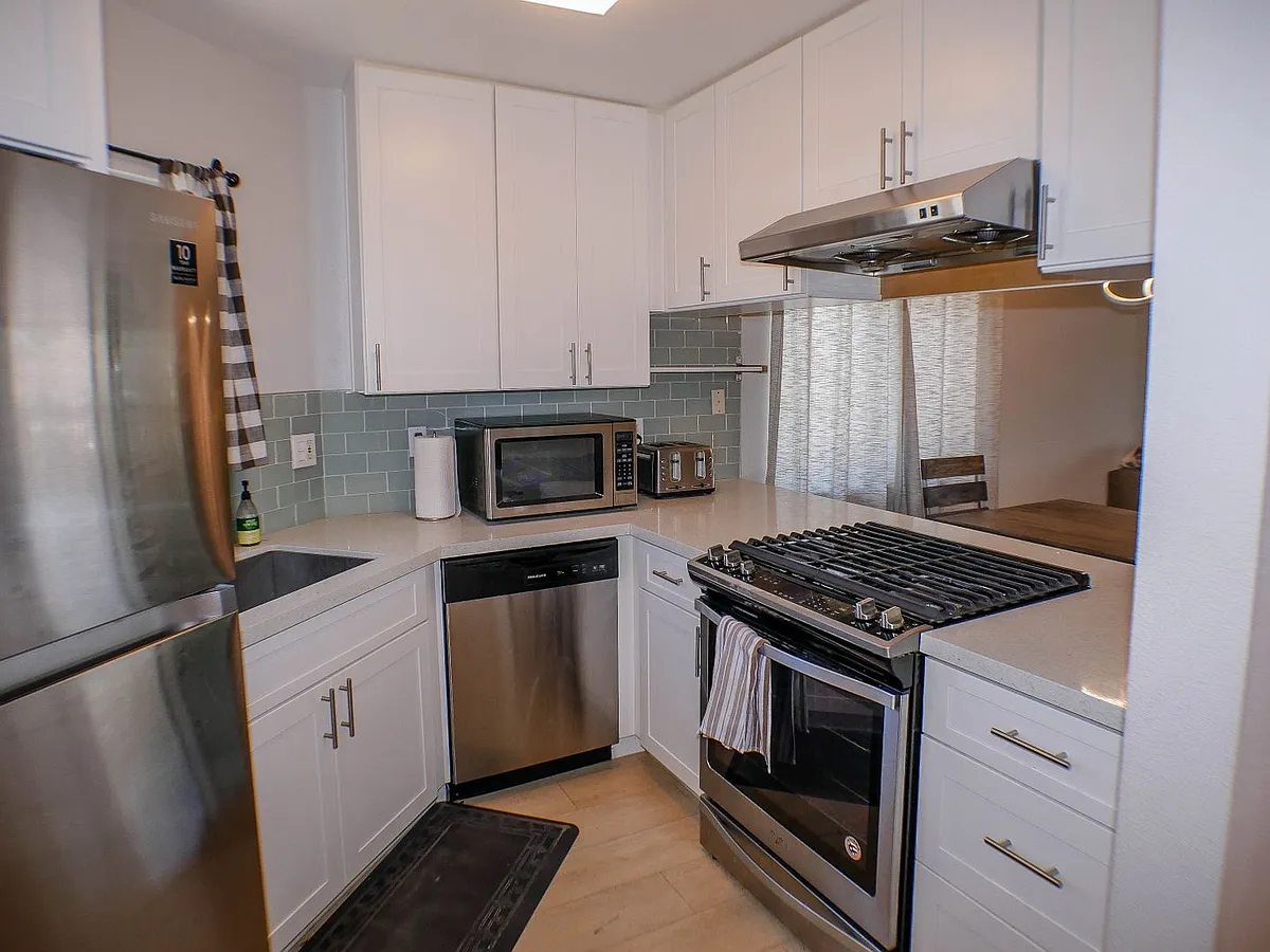 Building Photo - 7509 Draper Ave #305