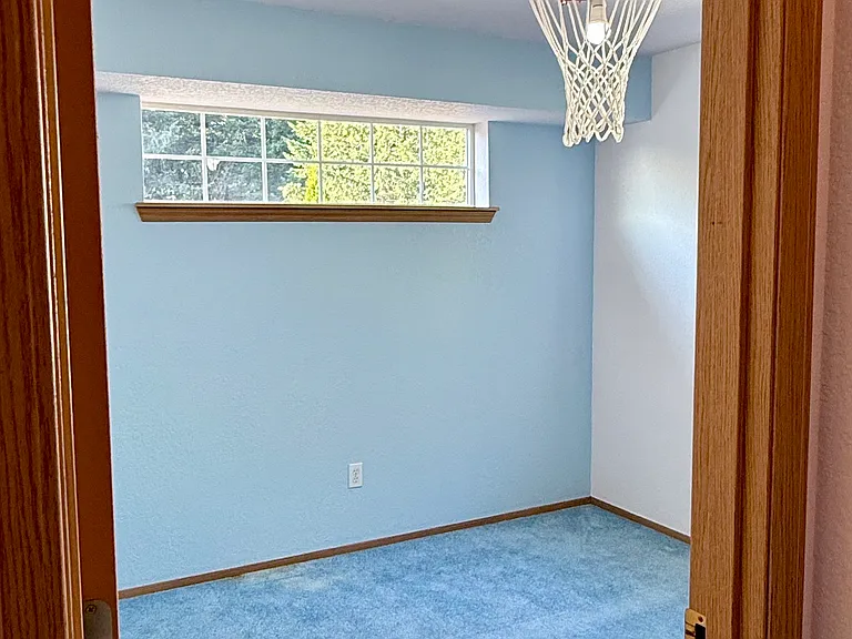 1st bedroom with closet