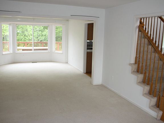 4th image of 165 Rockwood Ct