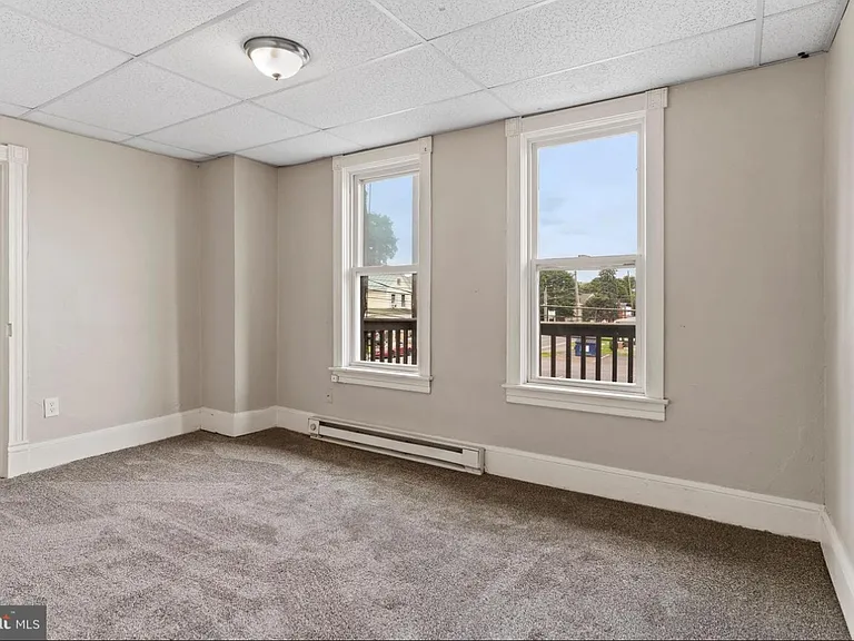 205 N Queen St — Photo 4