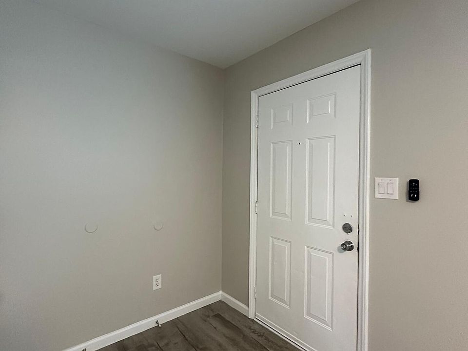 1st image of 408 Myrtlewood Cir