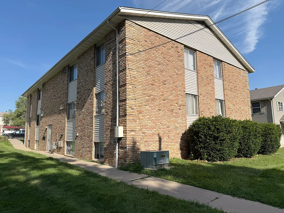 639 S Lucas St #7