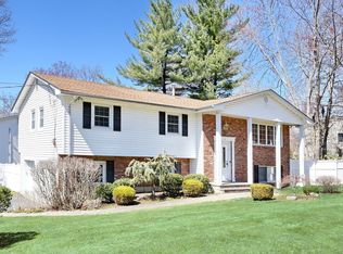 9 Crabapple Ln, Nanuet, NY 10954