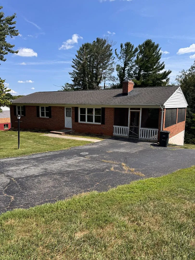 3 Bedroom || 3 Bathroom Home with Finished Basement — Photo 1