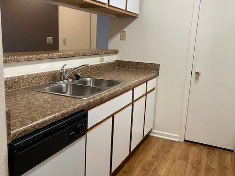 Ashley Square Apartments — Photo 36