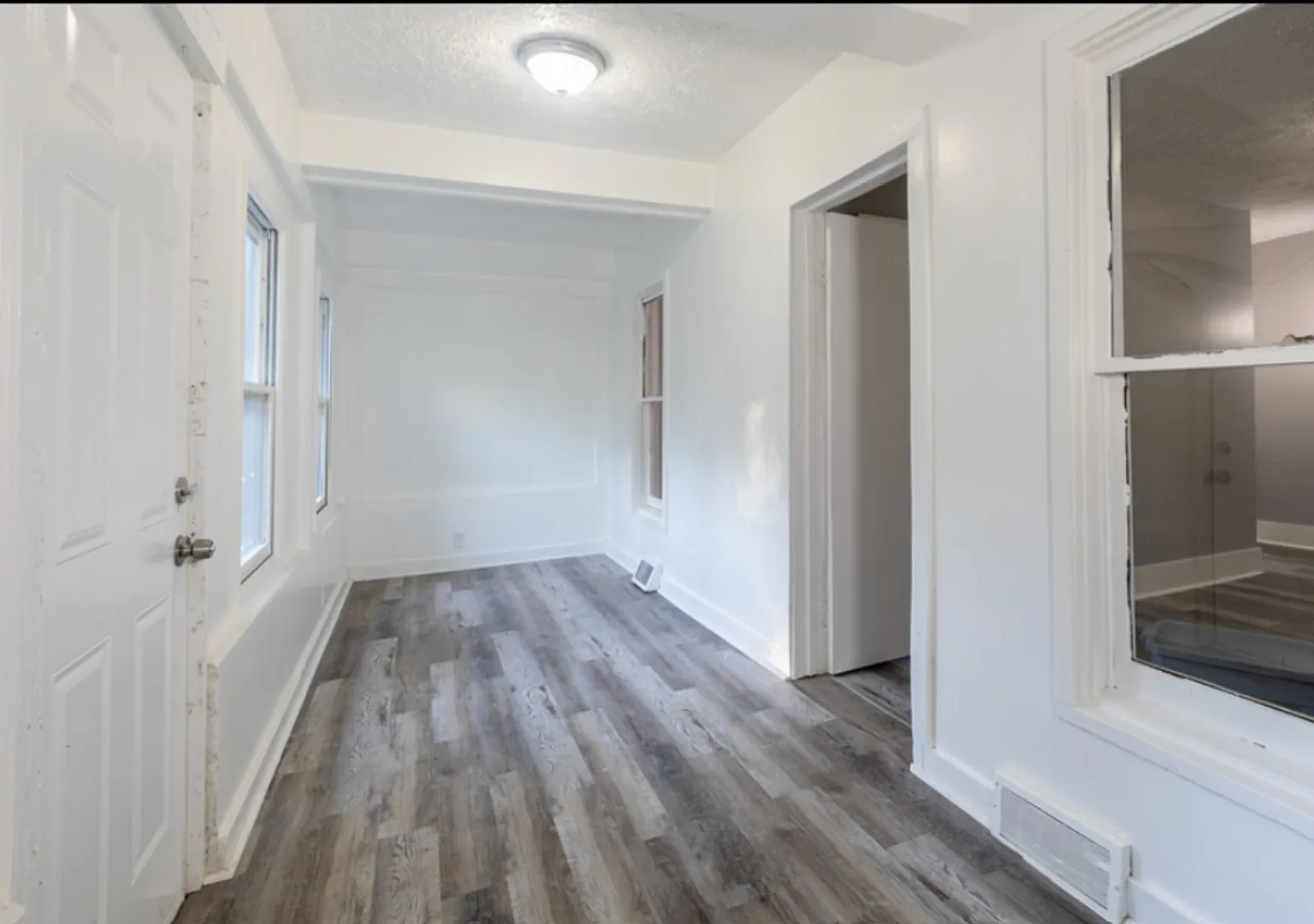 A Spacious and Inviting 3BD/1.5BA Single Family Home — Photo 4