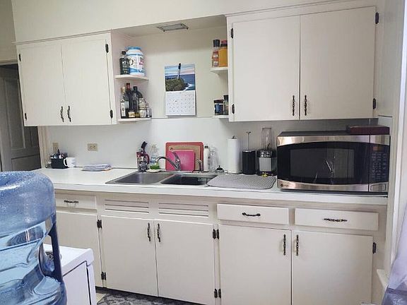 Ample counter and cabinet space