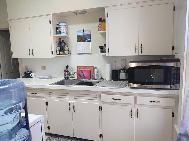 Ample counter and cabinet space