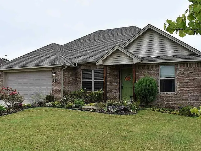 2734 Ridgewood Rd — Photo 1