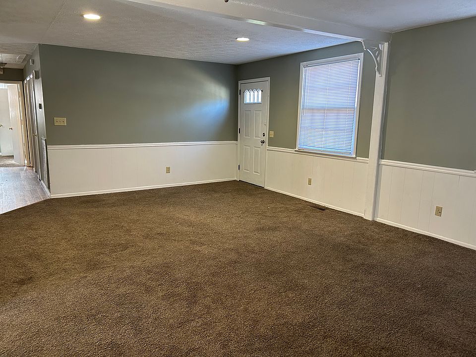 1st image of 135 Ravenwood Cir