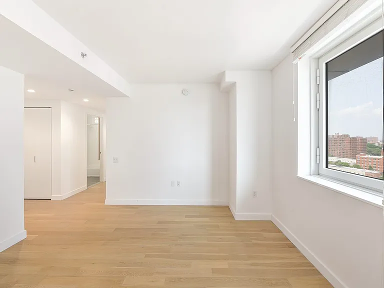 38 6th Avenue — Photo 22