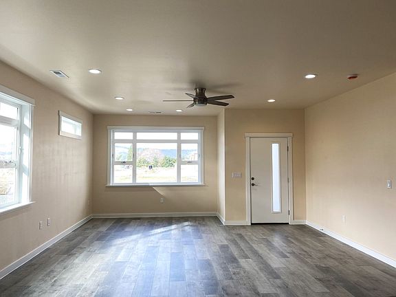 3rd image of 408 Lolly Ln
