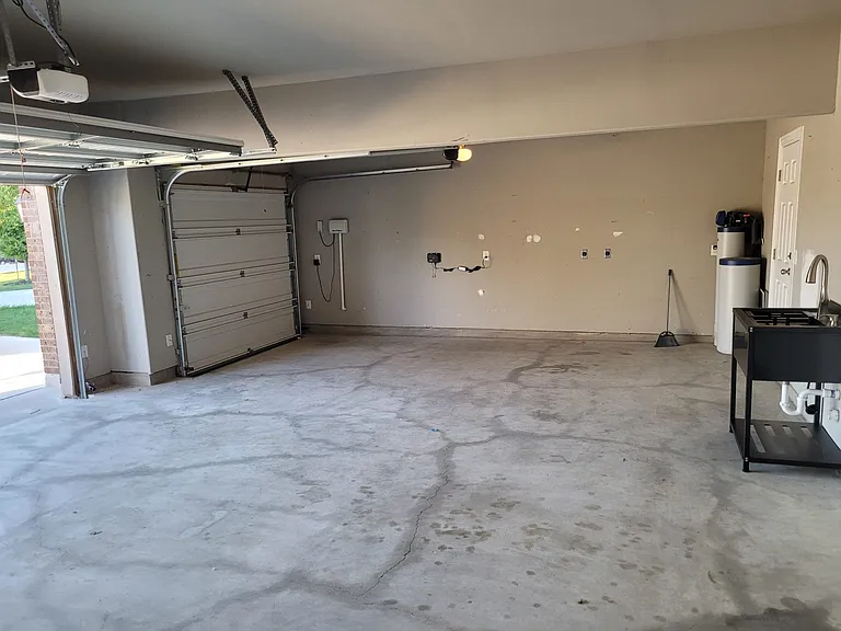 3 car garage w/sink, back door to backyard