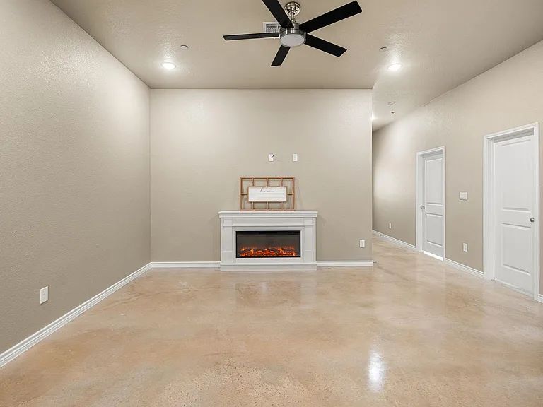 408 W Avenue C — Photo 10