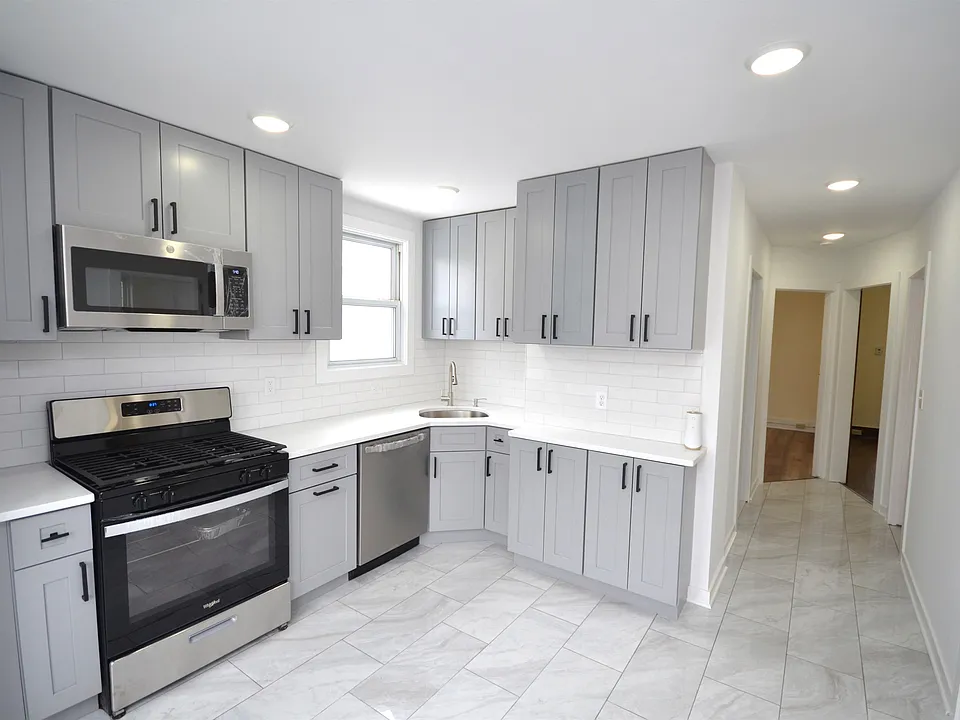 413 Davis Ave #2-0904