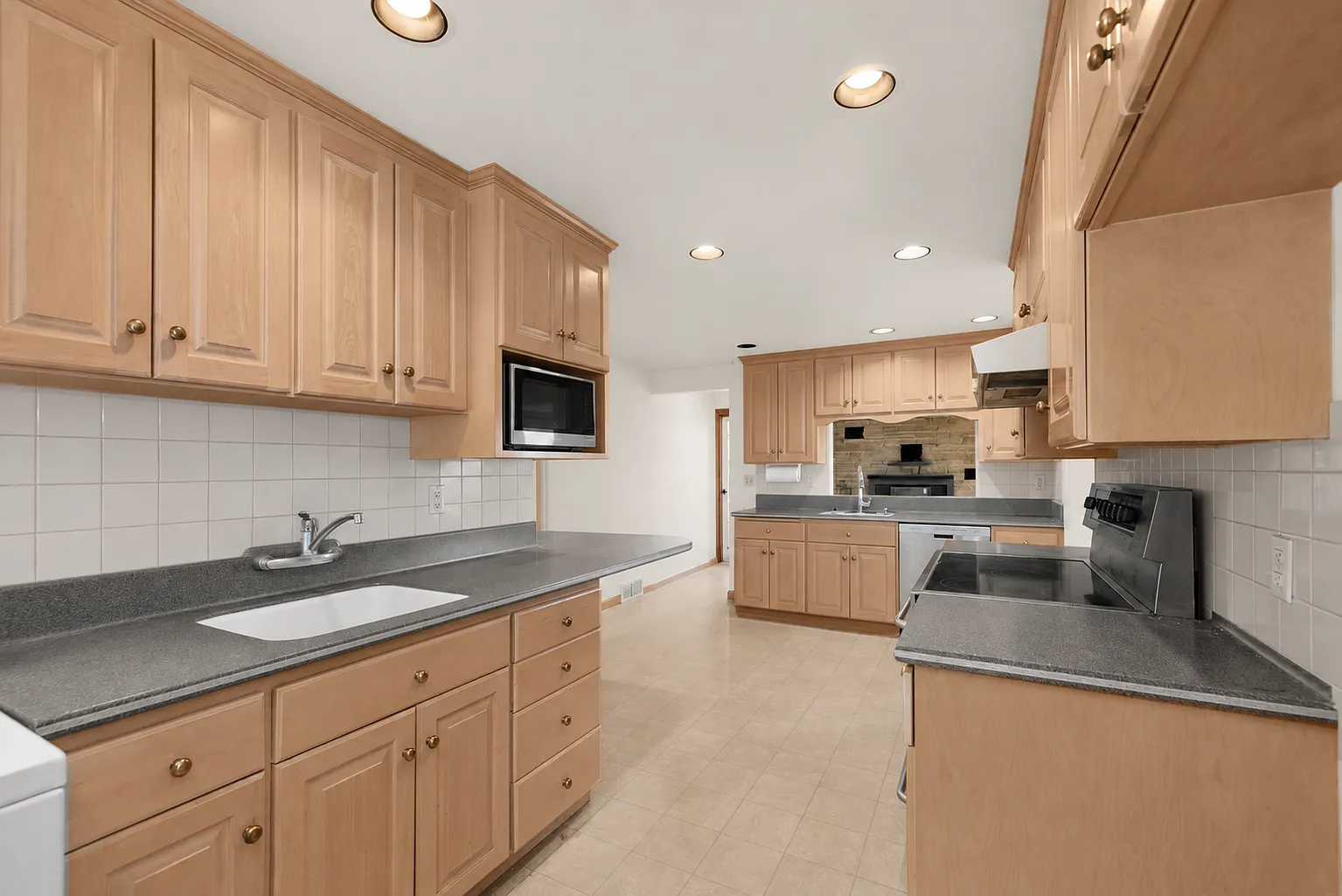 3 bed, 1.5 bath, 1890 sqft, $4,950 — Photo 4