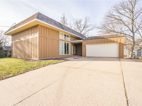 515 N 12th St, Adel, IA 50003