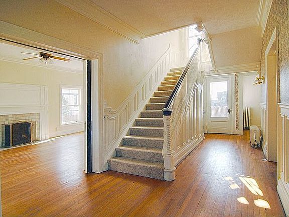 2nd image of 422 Fountain St NE