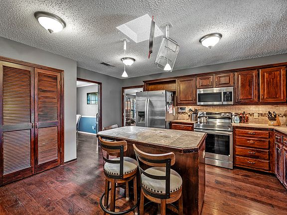 3rd image of 105 Cedar Rdg