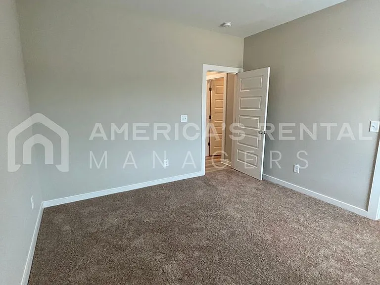 55 Kings Way — Photo 17