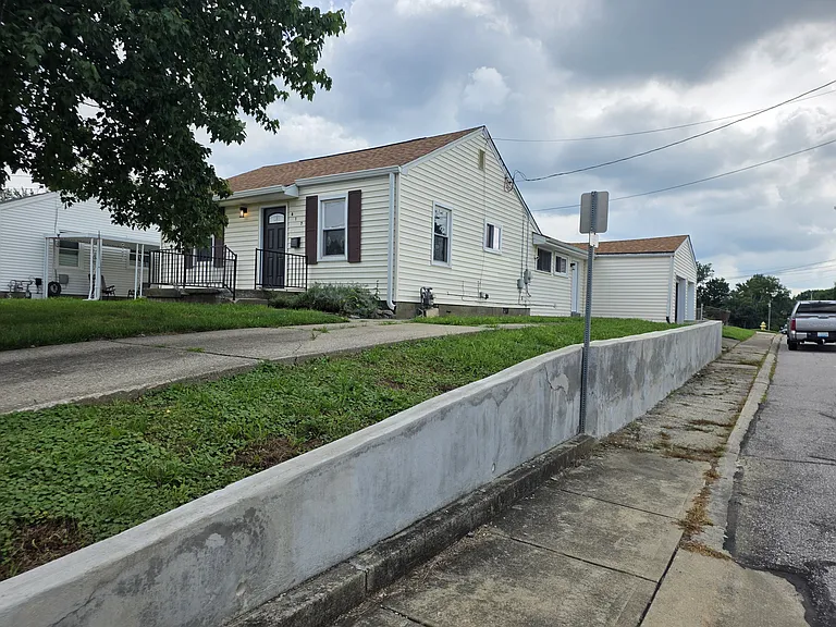 417 Summit Ave — Photo 1