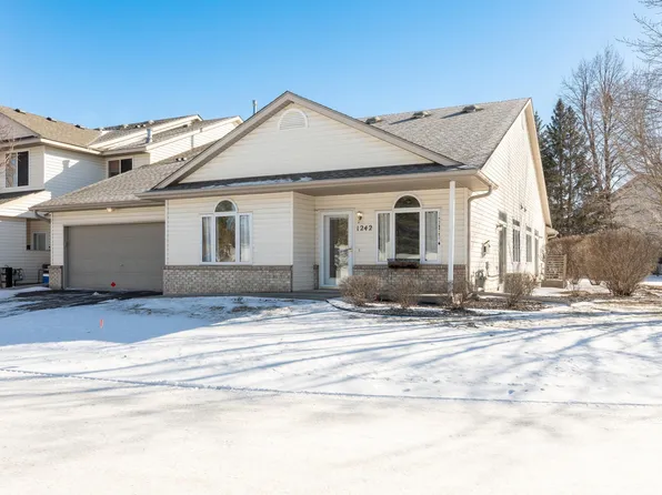 1242 Crystal Pl E, Chaska, MN 55318
